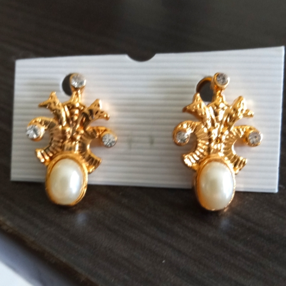 ELEGANT GOLD DESIGN WITH FRESHWATER PEARLS FRENCH BACK CLOSURE